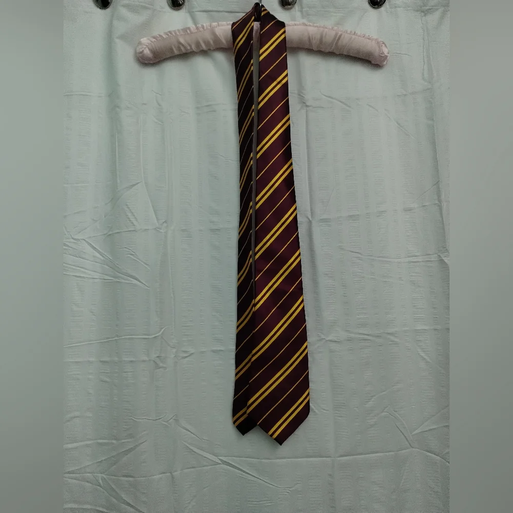 Harry Potter Gryffindor Robe Set - Picture 5 of 9